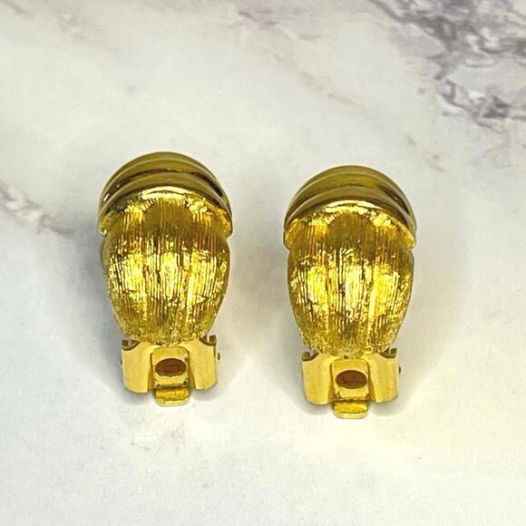 Christian Dior Vintage Gold-Tone Clip-On Earrings – Lion Paw Design - Picture 3 of 7